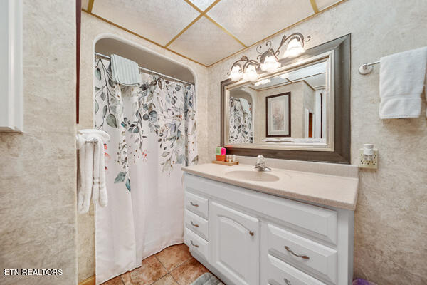 bathroom featuring a shower with curtain and vanity