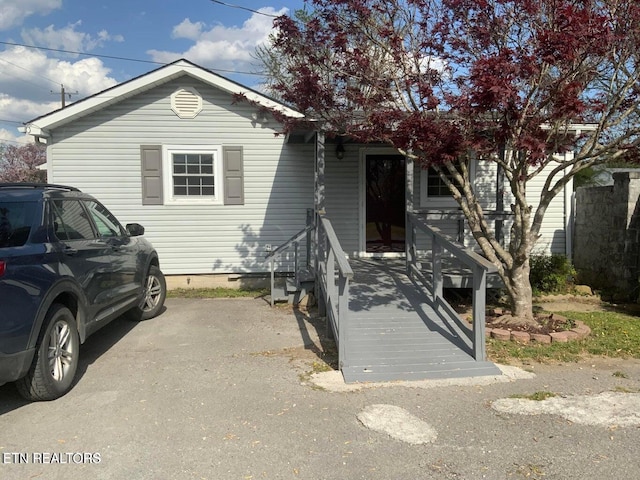 1315 Winchester Ave, Middlesboro, KY 40965 - view of front of home with crawl space