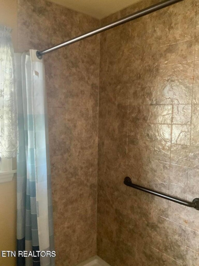 1315 Winchester Ave, Middlesboro, KY 40965 - full bath with a shower with shower curtain
