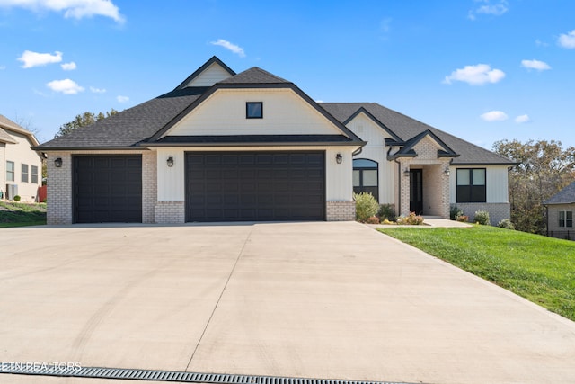 view of front facade featuring a garage and a front yard