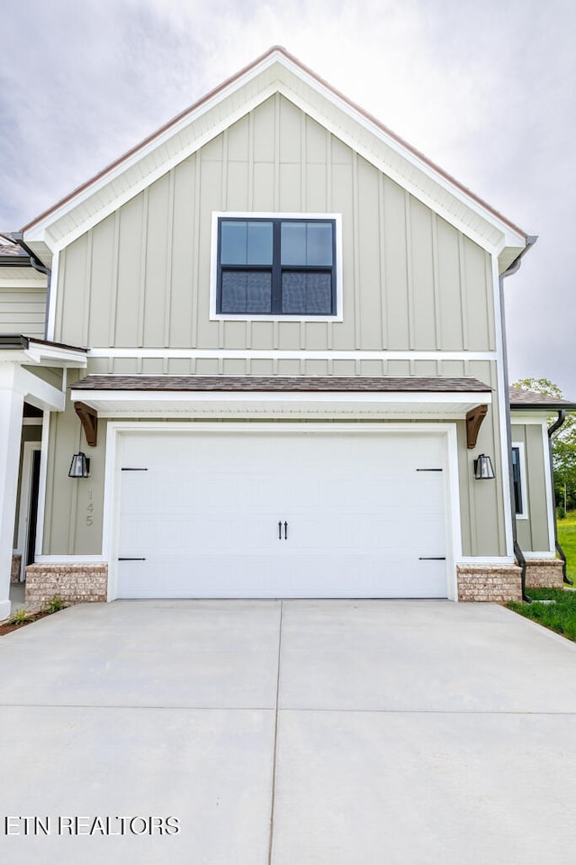 view of front facade featuring a garage