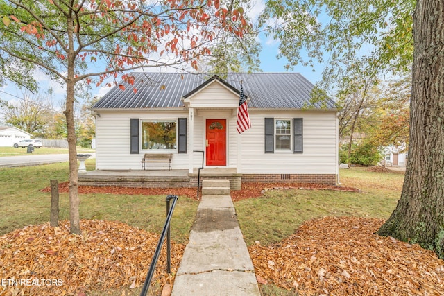 bungalow-style home featuring a front lawn