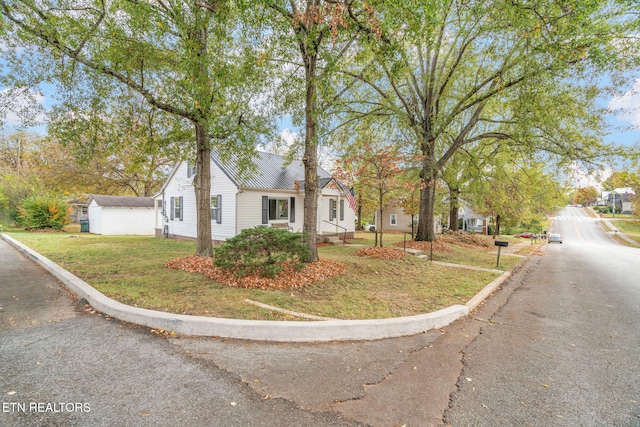 view of front facade with a front lawn