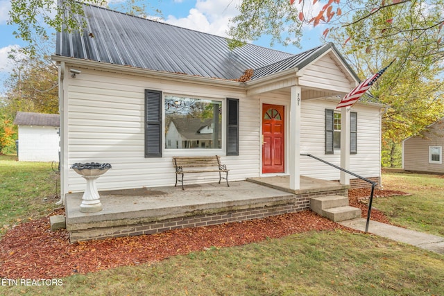 view of front of home featuring a front yard