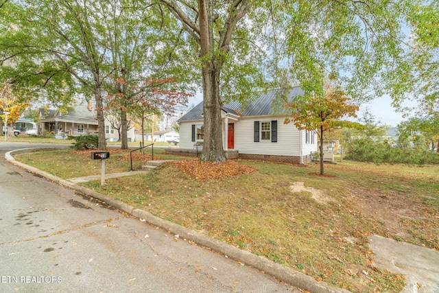 view of front of house featuring a front lawn