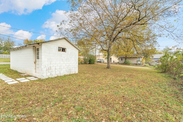 view of yard featuring a storage unit