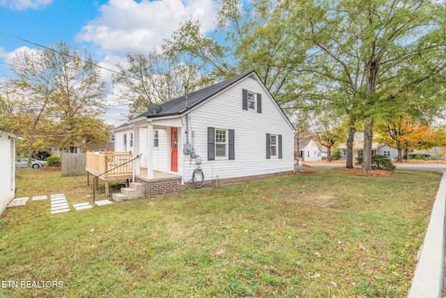 view of front facade featuring a front yard and a deck