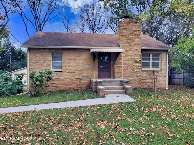 view of front of house featuring a front yard