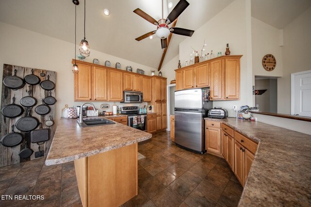 kitchen featuring a kitchen bar, stainless steel appliances, kitchen peninsula, sink, and pendant lighting