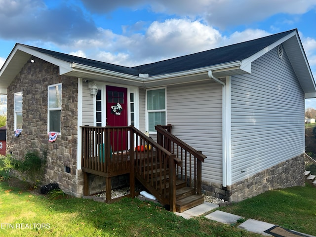 view of front facade featuring a front yard