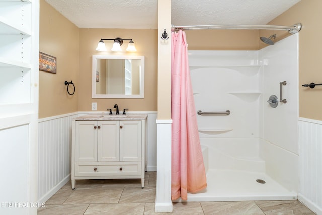 3398 Bell Rd, Sevierville, TN 37862 - full bathroom featuring a textured ceiling, vanity, a wainscoted wall, and a shower with shower curtain