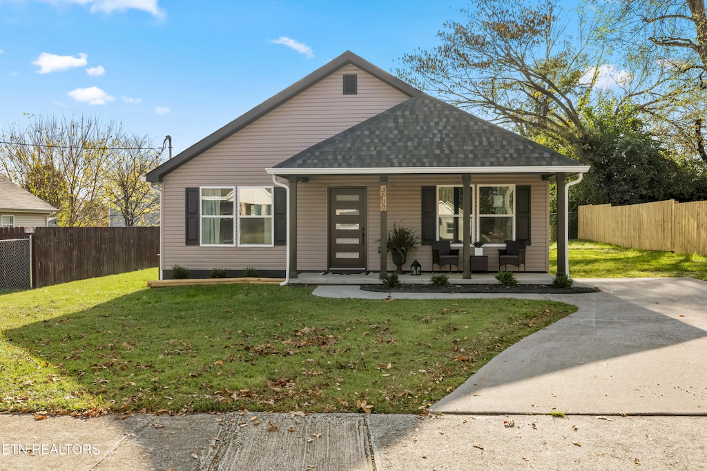 bungalow with a front lawn and covered porch