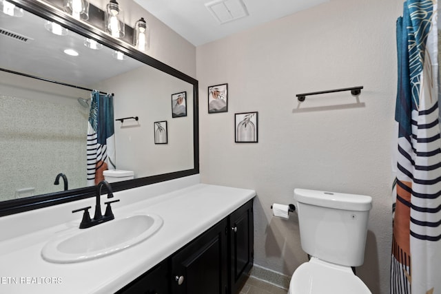 bathroom with toilet, a shower with curtain, and vanity