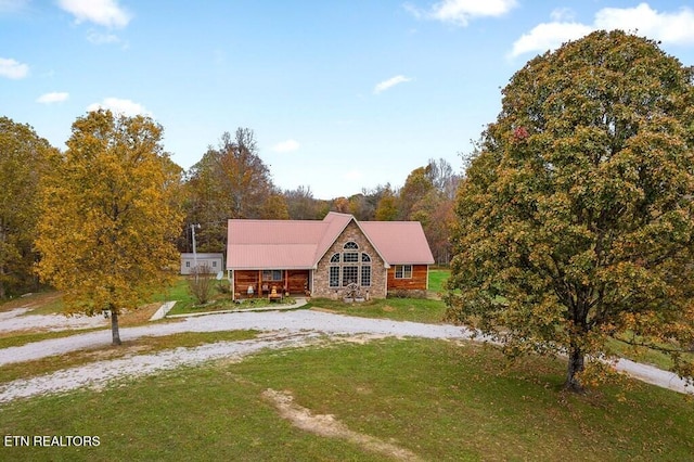 view of front facade featuring a front yard