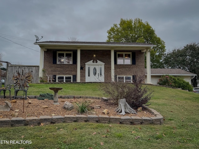 split foyer home featuring a front yard