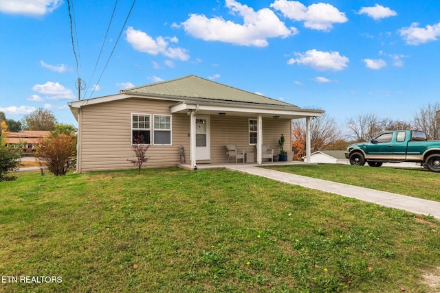 view of front of property featuring covered porch and a front yard