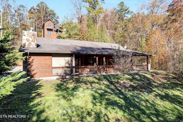 view of front of property featuring a front lawn