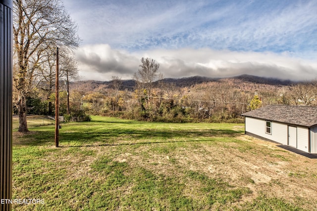 view of yard with a mountain view