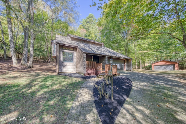 view of outdoor structure featuring a garage and a yard