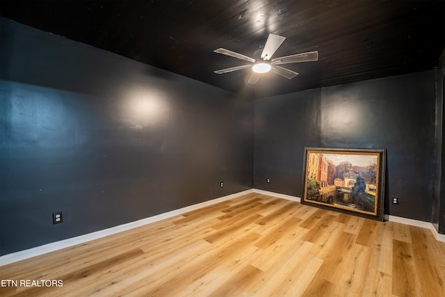 empty room featuring light hardwood / wood-style floors and ceiling fan