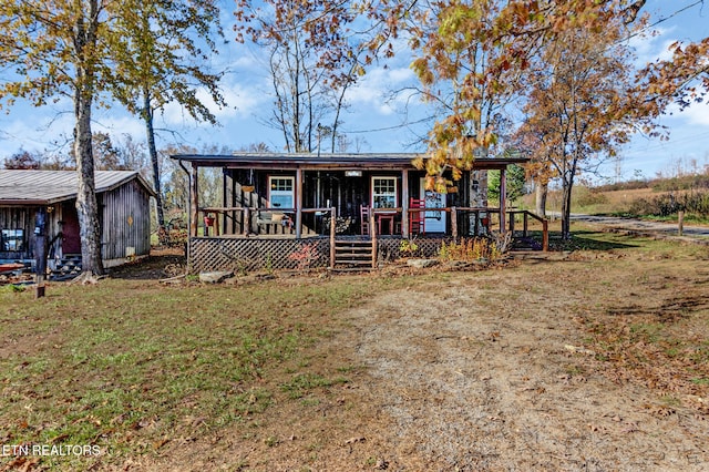 view of front of property featuring a front lawn and covered porch