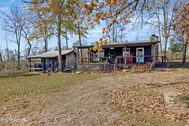 ranch-style house featuring a front yard and covered porch