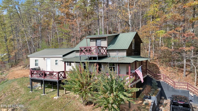 view of front of property featuring a front lawn