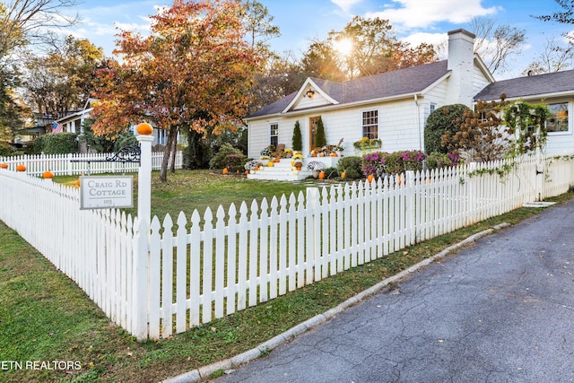 view of front facade with a front lawn