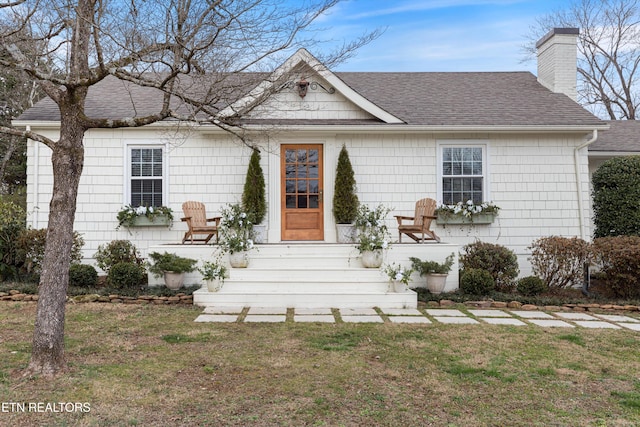 view of front of property featuring a front lawn