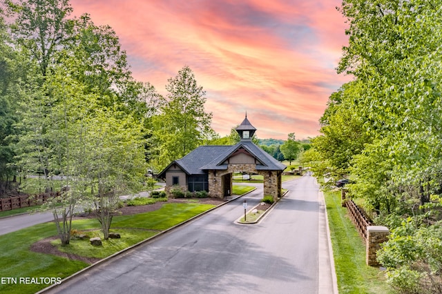 view of front of property featuring a lawn