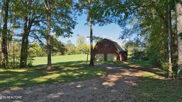 view of yard with an outbuilding