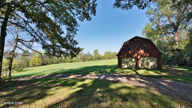 view of yard with an outbuilding