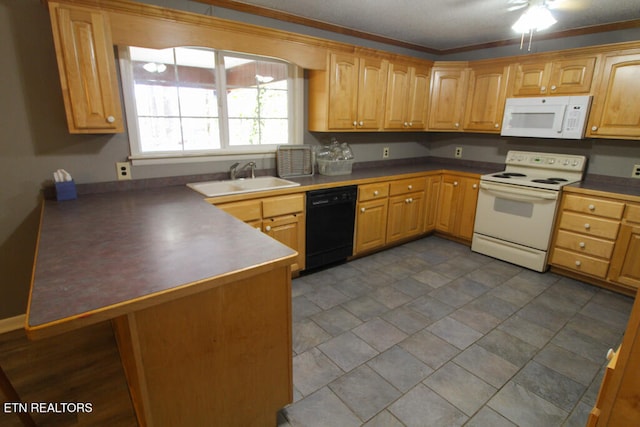 kitchen with ceiling fan, sink, kitchen peninsula, crown molding, and white appliances