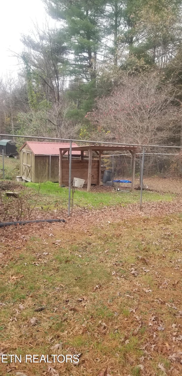 view of yard featuring an outdoor structure