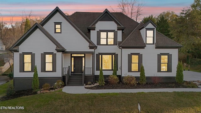 view of front of property featuring a lawn