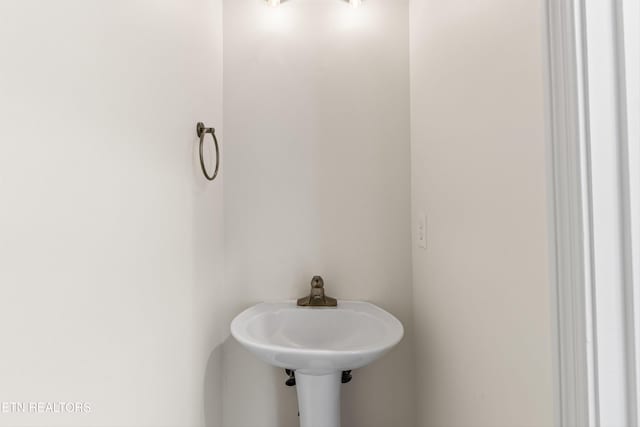 bathroom featuring sink