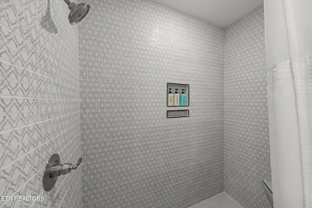 bathroom featuring a tile shower