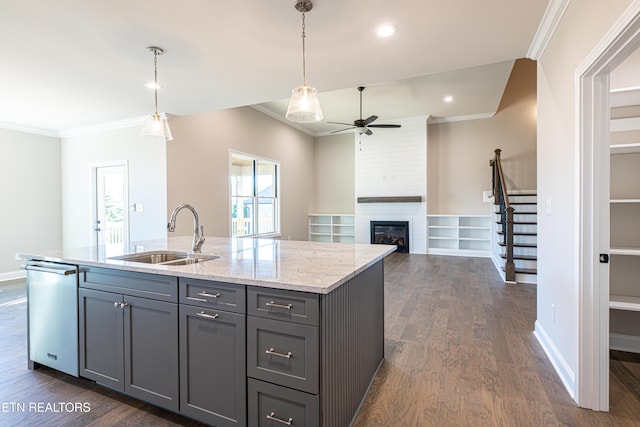 kitchen featuring dark hardwood / wood-style flooring, a kitchen island with sink, sink, dishwasher, and gray cabinets