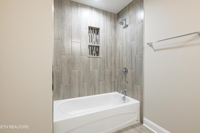 bathroom with tiled shower / bath combo