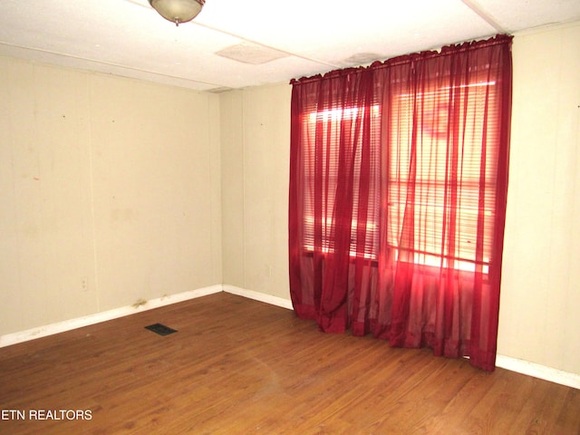 spare room with dark hardwood / wood-style floors