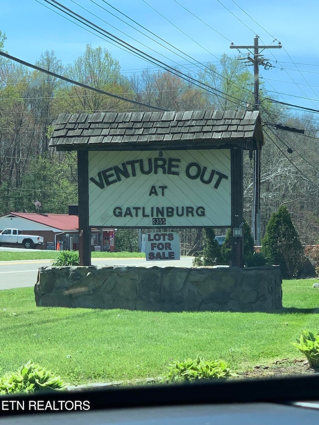 community sign with a yard