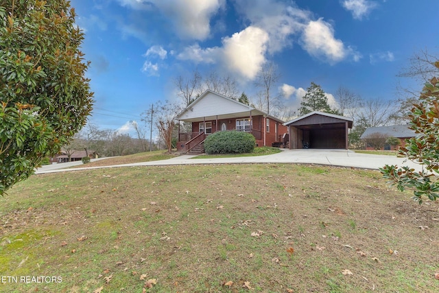 view of front of home featuring a porch, a carport, and a front yard