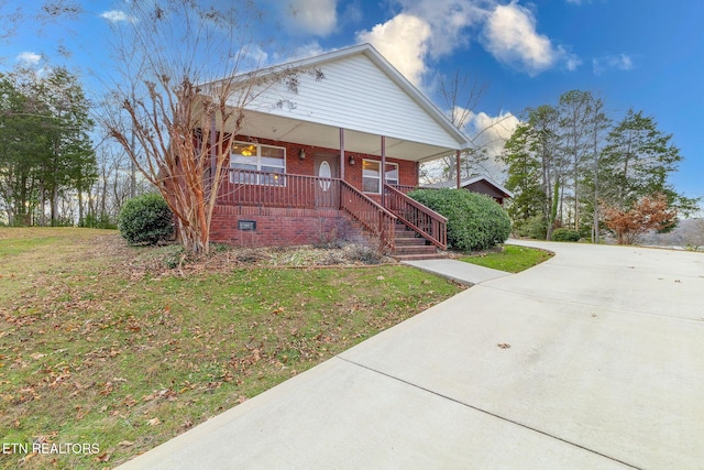 view of front of home featuring a porch and a front yard