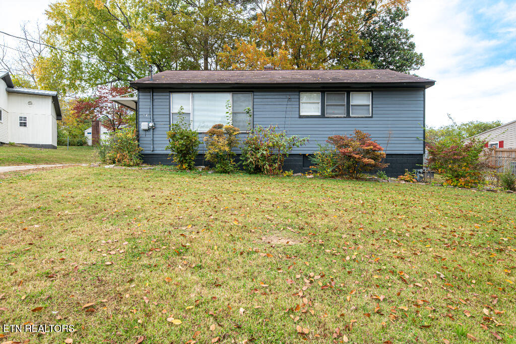 view of front facade with a front yard