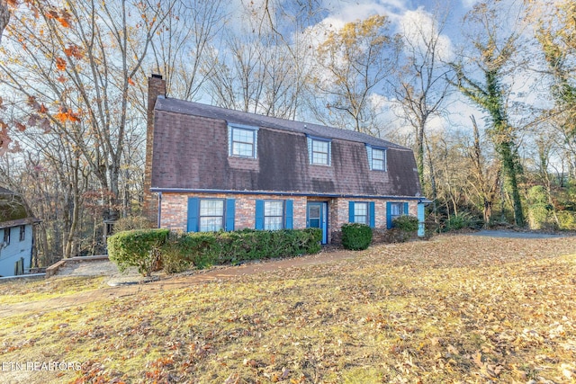 view of front of property with a front yard