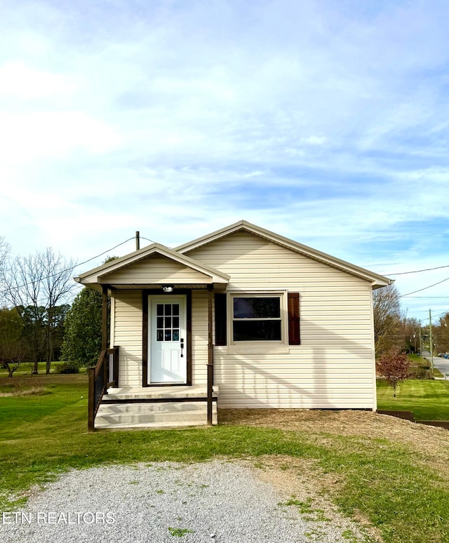 view of front of house featuring a front lawn