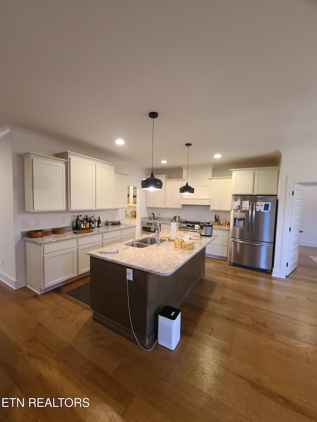 kitchen featuring a sink, dark wood-style floors, white cabinetry, recessed lighting, and stainless steel appliances