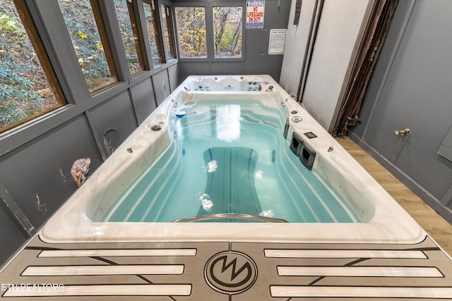 sunroom / solarium featuring a jacuzzi