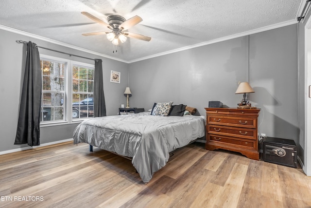 bedroom featuring hardwood / wood-style floors, a textured ceiling, ceiling fan, and crown molding