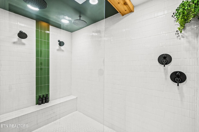 bathroom featuring a tile shower